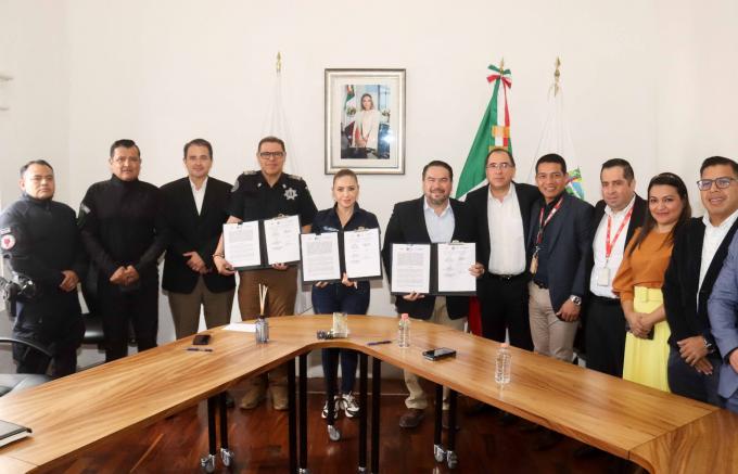 Paola Angon firma convenio con OXXO para frotalecer las tareas de seguridad