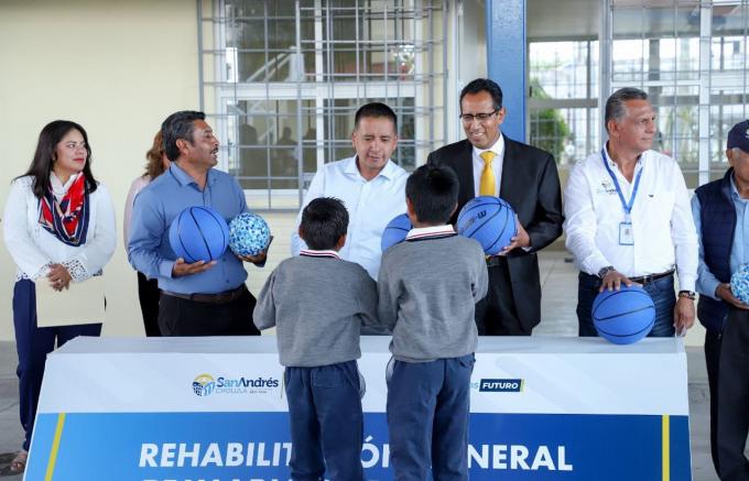 Inaugura Edmundo Tlatehui rehabilitación de la primaria 24 de Febrero en Tlaxcalancingo