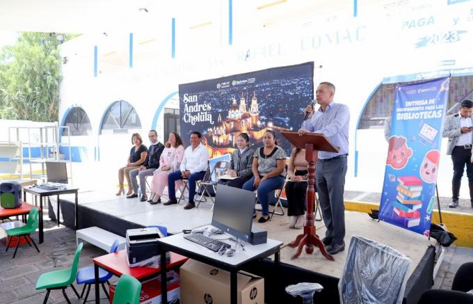 Inicia Edmundo Tlatehui equipamiento de las bibliotecas de San Andrés Cholula