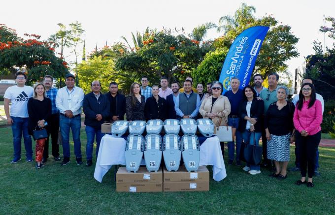 Entrega Ayuntamiento de San Andrés Cholula 100 luminarias en Lomas de Angelópolis ll