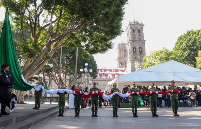 Con desfile y entrega de medalla "Carmen Serdán", Puebla conmemora 113 aniversario de la Revolución Mexicana