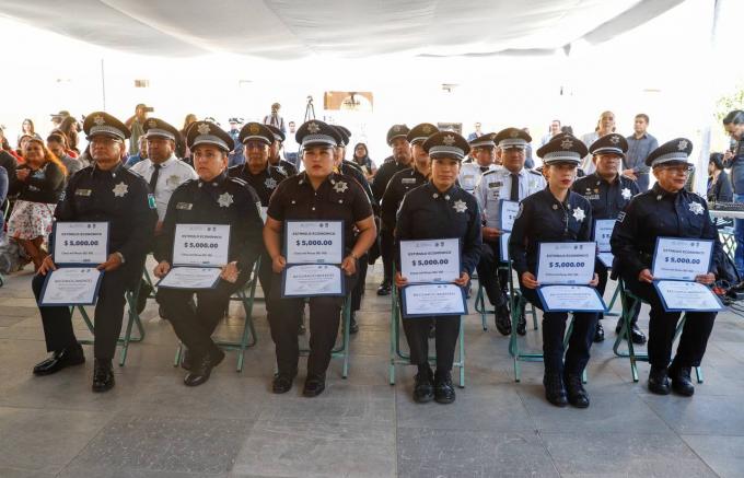 Entrega Edmundo Tlatehui estímulos económicos como parte del Premio Municipal al Buen Policía