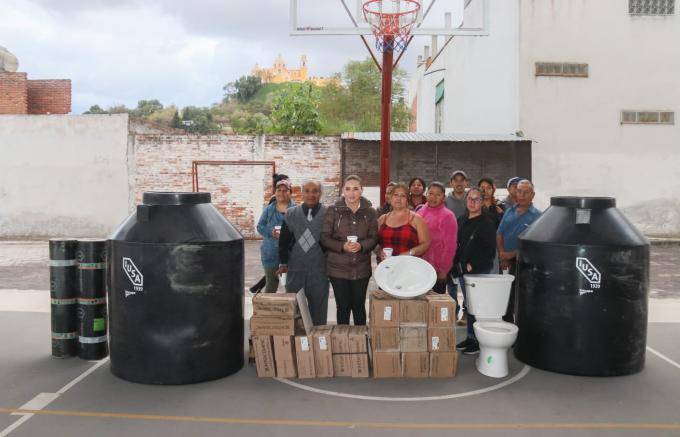 Paola Angon realizó dos entregas más de sanitarios completos, en favor de la educación