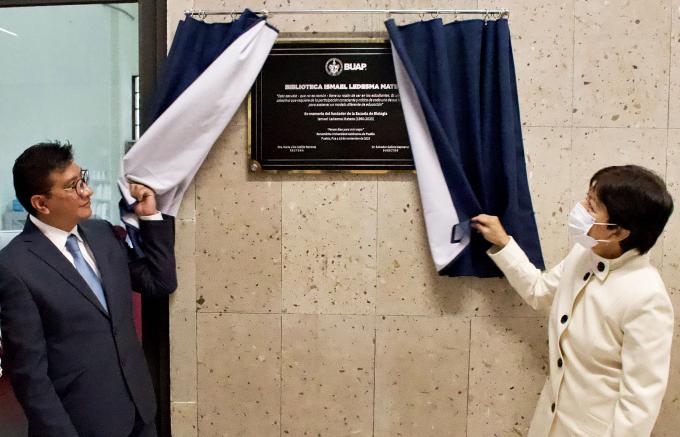 Rinde homenaje póstumo a Ismael Ledesma Mateos, fundador de la hoy Facultad de Ciencias Biológicas, la rectora de la BUAP, Lilia Cedillo