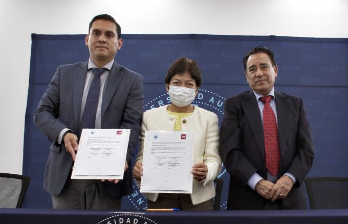 Firman convenio  la rectora de la BUAP, Lilia Cedillo  y  la empresa Trefilados Inoxidables de México