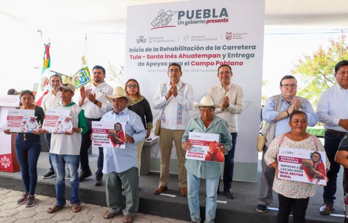 En la Mixteca poblana, el gobernador inició los trabajos de rehabilitación de la construcción del pavimento asfáltico en la carretera Tula- Santa Inés Ahuatempan