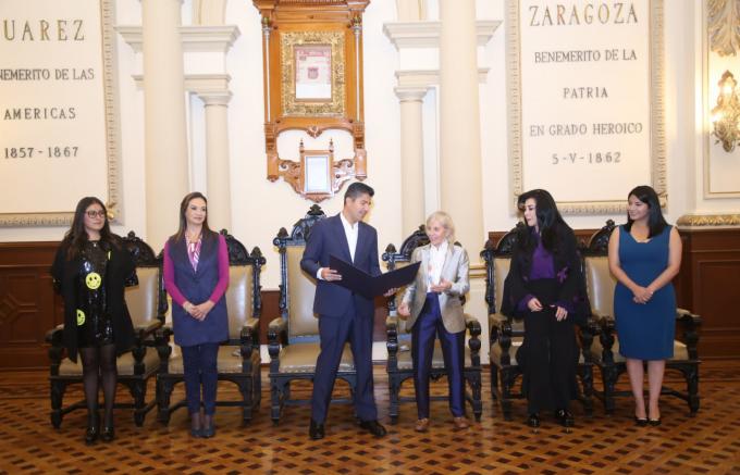 Cédula Real y Visitante Distinguido, condecoraciones entregadas a “Operation Smile" por el Ayuntamiento de Puebla