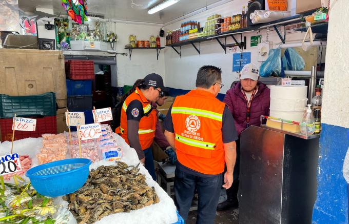 Ayuntamiento realiza operativo para verificar medidas preventivas en zona de pescaderías