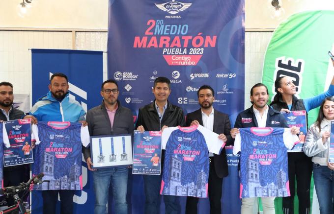 Presenta ayuntamiento de Puebla playera y medalla del Medio Maratón