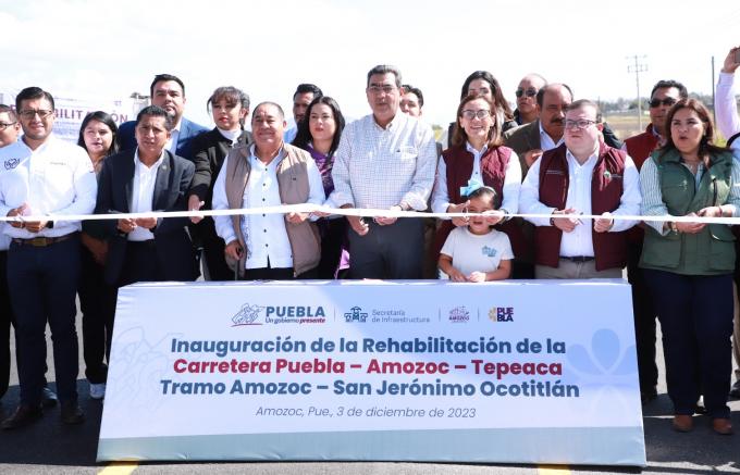 Inaugura rehabilitación de la carretera Puebla - Amozoc - Perote, el gobernador Sergio Salomón.
