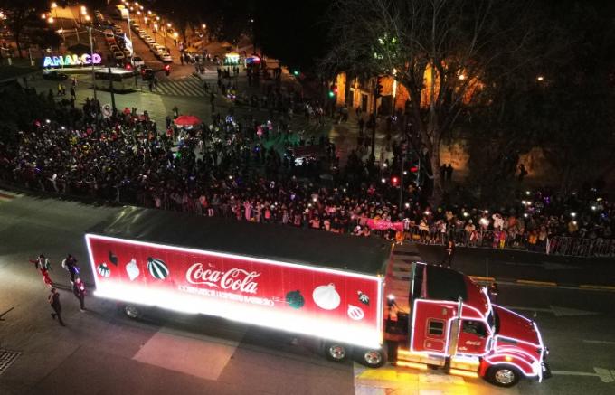 Puebla Capital vivió el regreso de la Caravana Navideña Coca Cola 2023