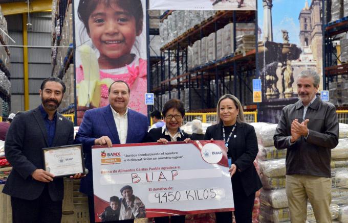Entrega la BUAP al Banco de Alimentos Cáritas Puebla lo recaudado en la campaña “Decisión es Compartir BUAP 2023”