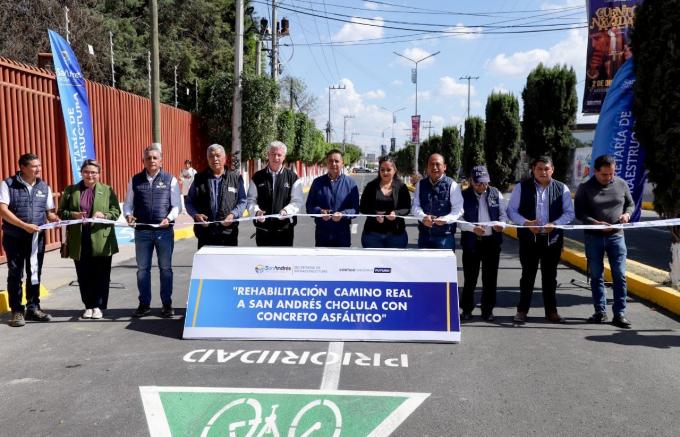 Entrega Edmundo Tlatehui rehabilitación de Camino Real a San Andrés Cholula