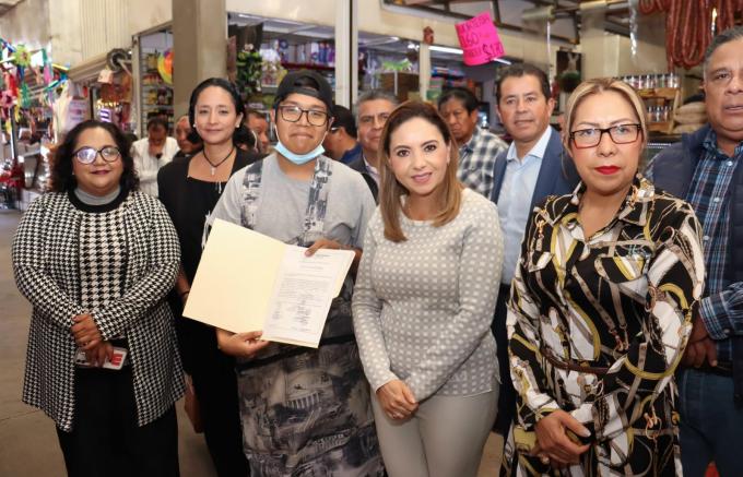 Con regularización de títulos de concesión, Paola Angon continúa respaldando a comerciantes del Tianguis de Mixquitla