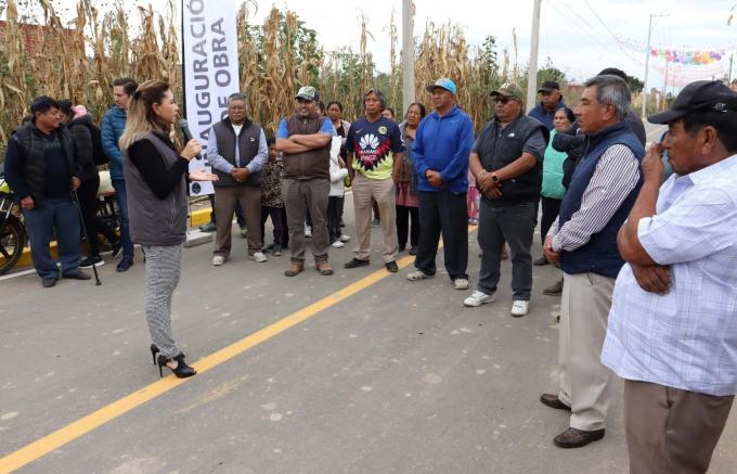 Paola Angon entregó dos obras de pavimentación para las familias de Cocoyotla y Cuapan