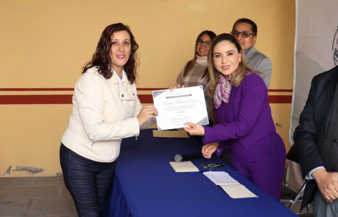 Paola Angon reconoce a servidores públicos que destacan en su dedicación en servir a las familias cholultecas