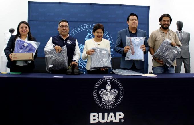 Entrega la rectora Lilia Cedillo uniformes para personal administrativo y académico de la BUAP