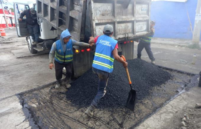 Sigue bacheo en calles de Puebla capital en temporada decembrina