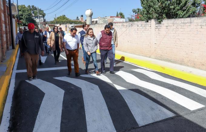 Atiende Paola Angon petición de 35 años con pavimentación para vecinos de Santiago Momoxpan