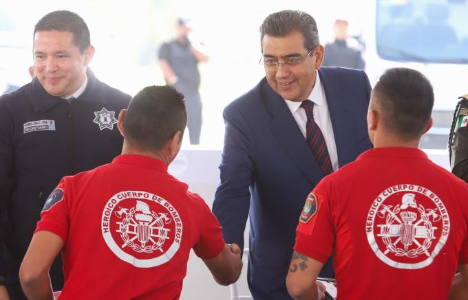 El gobernador de Puebla entregó 800 uniformes a policías estatales custodios