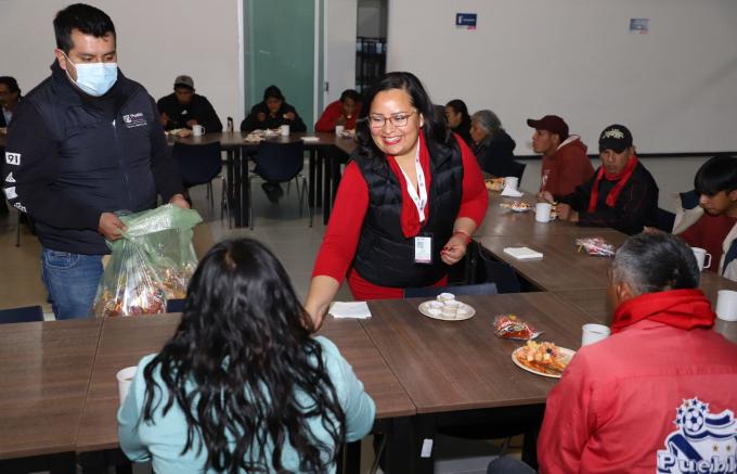 El SMDIF de Puebla brindó cena navideña para las personas que pernoctaron en el Dormitorio capitalino