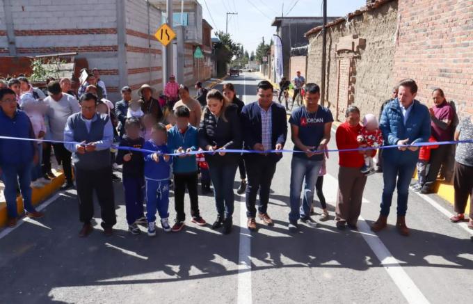 Entrega Paola Angon segunda calle en favor de los vecinos de Texintla