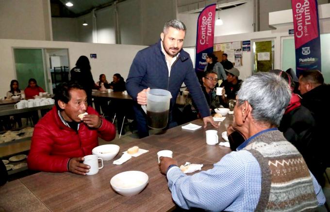 SMDIF de Puebla ofreció cena de Fin de Año a personas en situación de atención vulnerable en el Dormitorio Municipal