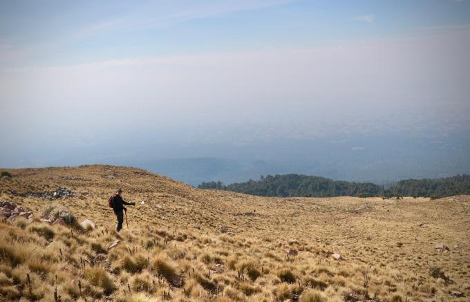Alejandro Armenta llega a la cima, cumple primer reto 2024