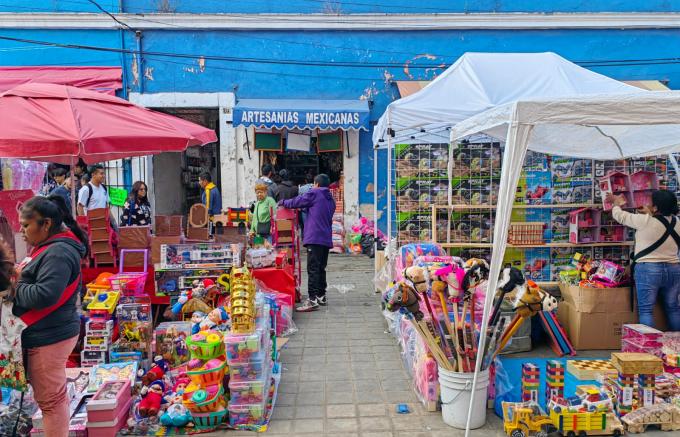 Por temporada de Reyes Magos, Ayuntamiento de Puebla despliega operativo de ordenamiento de jugueteros