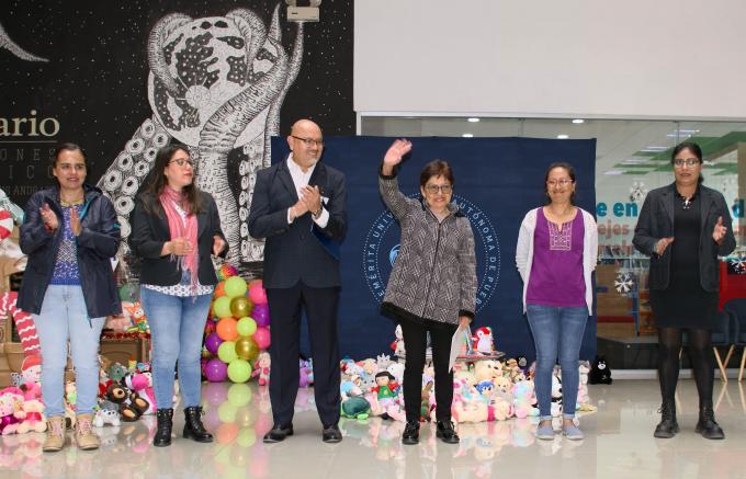 Entrega la Rectora de la BUAP,  Lilia Cedillo, lo recaudado de la campaña para niños “Dona un Peluche 2023”