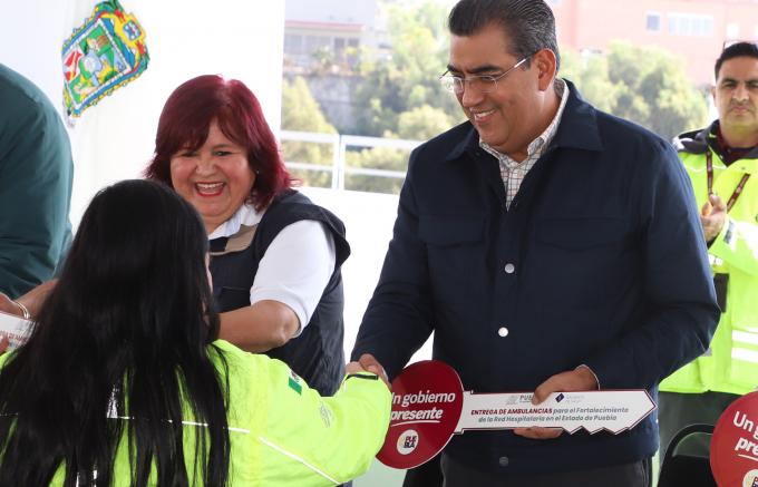 Con entrega de ambulancias, Gobierno de Puebla fortalece red hospitalaria y atención