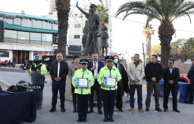 Entrega ayuntamiento de Puebla equipamiento para policías y personal de protección civil