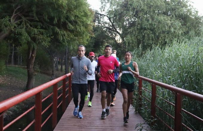 Eduardo Rivera participó en una carrera con jóvenes en la Laguna de Chapulco  