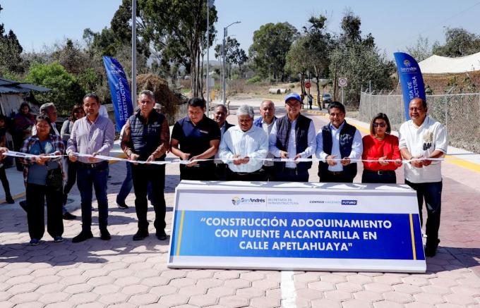 Inaugura Edmundo Tlatehui adoquinamiento con puente alcantarilla en la calle Apetlahuaya en Cacalotepec