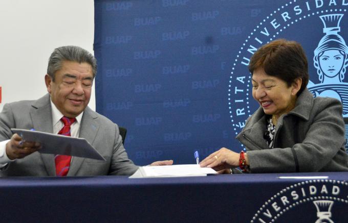 Firman convenio la BUAP y la Universidad Fuerza Migrante