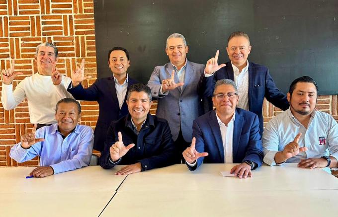 Ex presidentes y líderes de Tehuacán intercambiaron ideas con Eduardo Rivera