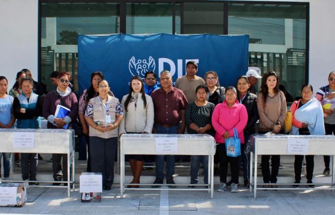 Entrega María de la Barreda, presidenta del DIF Choula, reequipamiento a 9 desayunadores escolares