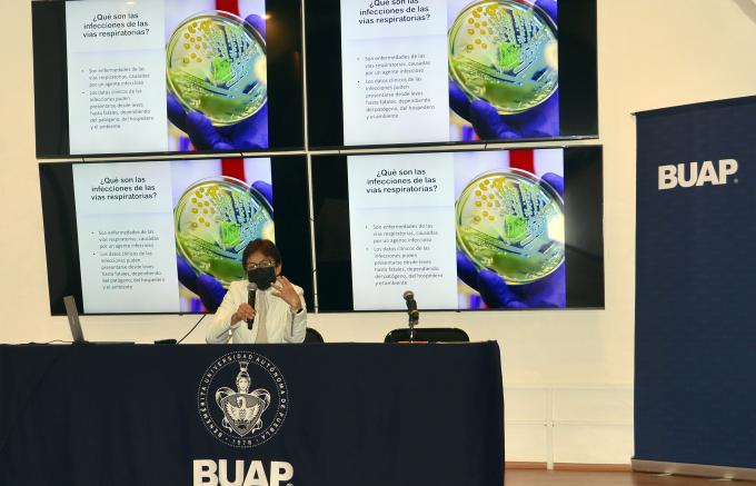 Imparte conferencia a estudiantes de la Preparatoria Emiliano Zapata de la BUAP, la Rectora Lilia Cedillo