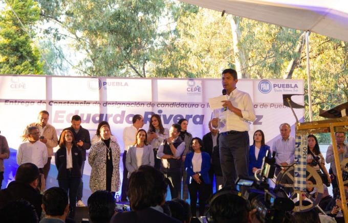 El PAN entregó constancia a Eduardo Rivera, como virtual candidato oficial a la gubernatura de Puebla