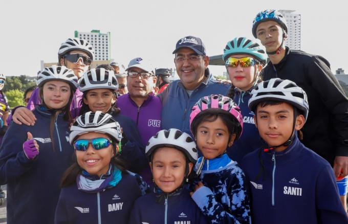 Inaugura Sergio Salomón rehabilitación de la ciclopista de la Vía Atlixcáyotl