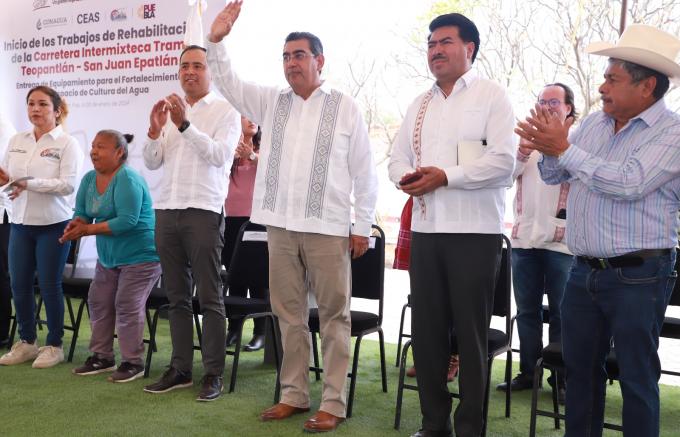 El gobernador Sergio Salomón Céspedes preside el inicio de la rehabilitación de la carretera  Intermixteca
