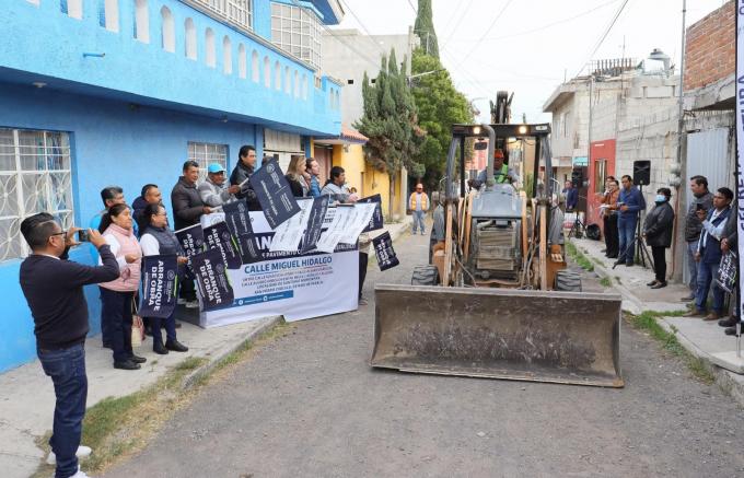 Paola Angon arranca pavimentación de calles Miguel Hidalgo Y Álvaro Obregón, de Momoxpan