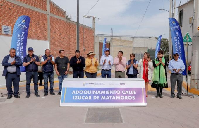 Entrega Edmundo Tlatehui adoquinamiento de calle izúcar de Matamoros en San Francisco Acatepec