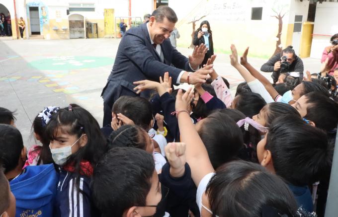 Alejandro Armenta visitó la escuela primaria “Simón Bolívar”, en la colonia América Norte de la capital poblana