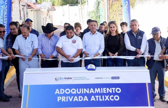 Entrega Edmundo Tlatehui adoquinamiento de privadas en la Colonia Concepción La Cruz