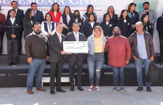 Edmundo Tlatehui entrega apoyos económicos a instituciones educativas