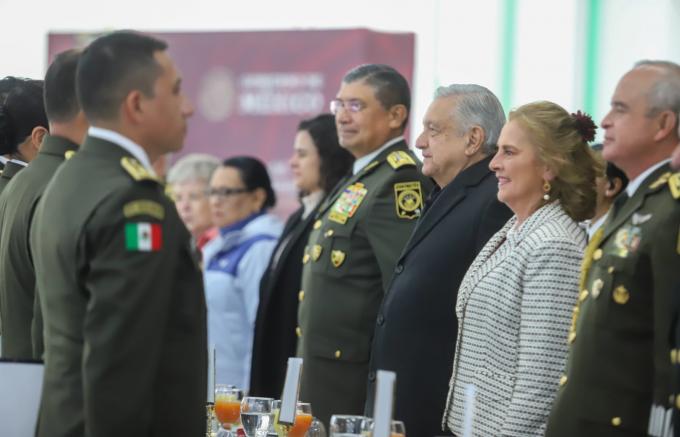 En Oriental, AMLO y Sergio Salomón presiden ceremonia por día del ejército mexicano