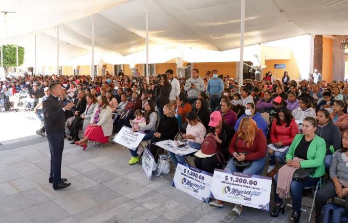 Entrega Edmundo Tlatehui mil apoyos del programa "Mujeres Trabajadoras con Futuro"