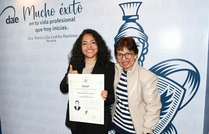 Entrega la Rectora María Lilia Cedillo título a egresada con discapacidad auditiva