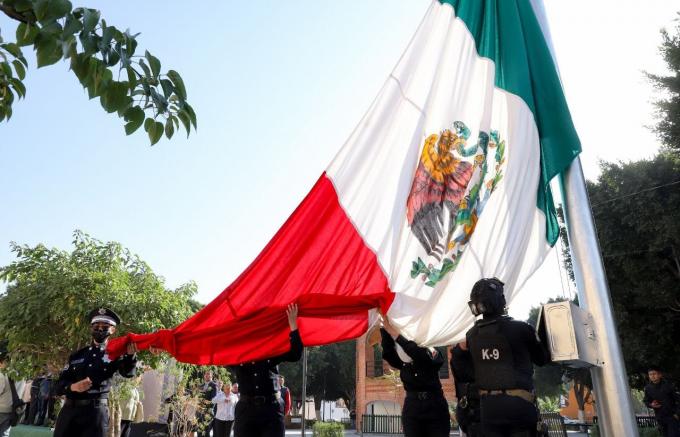 Encabeza Edmundo Tlatehui ceremonia cívica en conmemoración por el Día de la Bandera